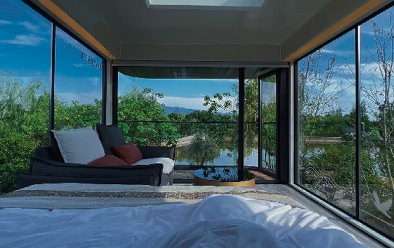 大きな景観ガラスに囲まれた内観写真